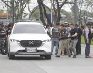 Policías investigan el vehículo con impactos de bala en el que se encontraba el fiscal César Suárez al ser asesinado, ayer 17 de enero en una zona al norte de Guayaquil (Ecuador).