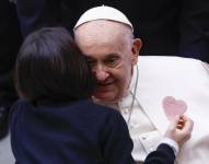 Un niño abraza al Papa Francisco durante una audiencia especial con los directivos y el personal del Hospital Infantil 'Bambino Gesú' en el Aula Pablo VI, Ciudad del Vaticano, 16 de marzo 2024.