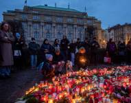 Ciudadanos presentan respetos tras la matanza en la facultad de Filosofía.