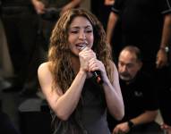 La cantante colombiana Shakira canta a sus seguidores frente al Hotel Mandarin, donde se alojaba tras la cancelación de sus dos conciertos en Chile, minutos antes de partir hacia el aeropuerto este lunes, en Santiago (Chile).