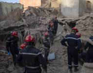 Miembros de Protección Civil buscan entre los escombros de los edificios dañados tras un terremoto, en un lugar no especificado, Marruecos, 9 de septiembre de 2023.