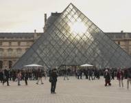 Este miércoles el museo del Louvre de París, el más visitado del mundo, abrió sus puertas de nuevo, tras el robo de joyas que sufrió el domingo y que le obligó a cerrar las puertas a los visitantes. Las puertas del museo abrieron a las 9.00, como es habitual, en un momento en que cientos de personas estaban ya haciendo cola en el acceso de la pirámide.