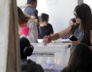 Una mujer vota en la jornada del plebiscito constitucional hoy, en el estadio Nacional de Santiago (Chile).