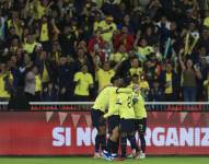 Jugadores de Ecuador celebran un gol de Ángel Mena ante Chile en un partido de las Eliminatorias Sudamericanas.