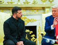 El presidente de Estados Unidos, Donald J. Trump (d), se reúne con el presidente de Ucrania, Volodímir Zelenski (i), en la Oficina Oval de la Casa Blanca en Washington.