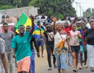 Centenares de personas salieron a las calles de Libreville, la capital de Gabón, en apoyo de los militares que aseguraron haber dado un golpe de Estado contra el presidente gabonés, Ali Bongo, cuya familia está en el poder desde 1967