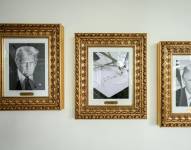 Fotografía tomada de la cuenta oficial @WhiteHouse en la red social X de la Casa Blanca que muestra un bolígrafo automático o 'autopen' en el lugar del retrato del exmandatario Joe Biden en la galería de fotos presidenciales, en la sede del Ejecutivo estadounidense, en Washington (EE.UU.).