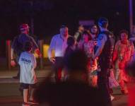 Un oficial de policía observa a la gente que desaloja la playa de Bondi en Sídney, Australia.