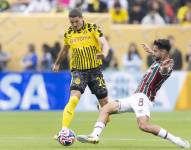 Marcel Sabitzer y Matheus Martinelli en disputa por un balón en el empate a cero entre Borussia y Fluminense.