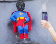 Vista de la fuente Manneken Pis de Bruselas vestida con el traje de Superman con motivo del estreno de la nueva película de Superman, en Bruselas, Bélgica.