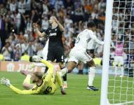 El centrocampista del Real Madrid Jude Bellingham (c) celebra tras marcar ante la Juventus, durante el partido de la tercera jornada de la Champions League