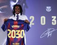 El lateral francés del Barcelona Jules Koundé durante su acto de renovación
