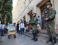 AME2277. CÚCUTA (COLOMBIA), 18/01/2025.- Soldados del Ejército custodian la alcaldía de Cúcuta, este sábado en Cúcuta (Colombia).