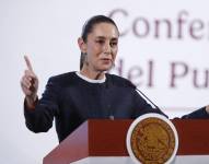 La presidenta de México, Claudia Sheinbaum, habla durante su rueda de prensa matutina este viernes, en el Palacio Nacional, en la Ciudad de México (México).