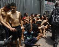 Integrantes de la Policía de Río de Janeiro custodian a un grupo de personas durante un operativo este martes, en Río de Janeiro (Brasil).