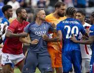 Luis Enrique Martínez, técnico español del PSG (c) protagonizó este domingo un incidente al final del partido por el título del Mundial de Clubes en el que su equipo fue goleado por 3-0 por el Chelsea, al golpear en el cuello al delantero brasileño Joao Pedro, el número 20 de los Bleus.