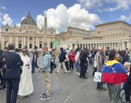 Miles de personas se congregaron en la plaza de San Pedro del Vaticano y su entorno.
