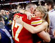 El jugador de los Kansas City Chiefs, Travis Kelce (i) abraza a su novia, la cantante Taylor Swift (d) tras la victoria de su equipo ante los San Fransisco 49ers durante la Super Bowl
