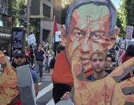 Personas se manifiestan en contra de la guerra de Gaza y la presencia del primer ministro israelí, Benjamin Netanyahu, en la Asamblea General de la ONU este viernes, en Nueva York, Estados Unidos.