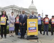 El congresista demócrata Jesús García, durante una conferencia de prensa frente al Capitolio, en Washington.