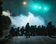 Integrantes de la Policía Boliviana y simpatizantes del expresidente Evo Morales se enfrentan durante una protesta el 11 de junio de 2025 en Vinto (Bolivia).