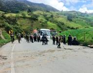 Policías habilitan la vía Loja-Saraguro el 14 de octubre.