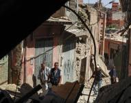 AMIZMIZ (MARRUECOS), 09/09/2023.- Varios hombres caminas por las calles de Amizmiz, situada a unos 30 kilómetros del epicentro del terremoto, en las faldas del Atlas.