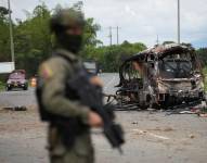Vista general de los escombros de un autobus incinerado tras una explosión, atribuida a disidencia de las FARC.