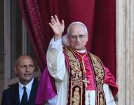 El nuevo papa, Robert Prevost, desde el balcón de la Plaza de San Pedro.