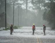 Equipos de rescate trabajan después de que el huracán Idalia tocara tierra cerca de Keaton Beach, Florida.