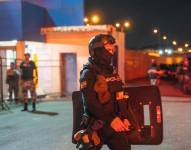 Integrantes de las FF.AA. mientras resguardan los alrededores de la Cárcel Regional en Guayaquil.