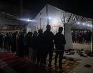 Palestinos desplazados rezando.