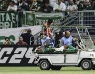 Endrick sale de la cancha tras sufrir una lesión este miércoles en el partido de la Copa Libertadores entre Palmeiras y Independiente del Valle (IDV) en el estadio Allianz Parque en Sao Paulo (Brasil).