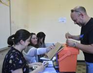 Ciudadanos acuden a las urnas en Uruguay.