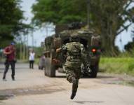 Un integrante de las Fuerzas Armadas vigila el área donde ocurrió una explosión.