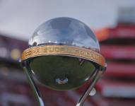 Detalle del trofeo de la Copa Sudamericana, en una fotografía de archivo.