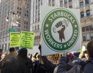 Manifestación de empleados de la cadena Starbucks.
