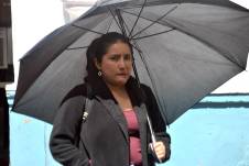 Una ciudadana usa una sombrilla para protegerse de los rayos del sol.