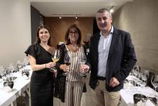 La delegada del Gobierno Vasco en México, Ainhoa Apeztegia (i), la consejera de Alimentación, Desarrollo Rural, Agricultura y Pesca del Gobierno Vasco, Amaia Barredo (c), y el somelier vasco Mikel Garaizabal posan durante una entrevista con EFE en la Basque Wine este martes, en Ciudad de México (México). EFE/ José Méndez