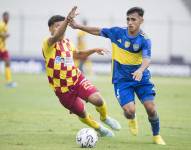 Milton Delgado (d) de Boca disputa un balón con Anthony Hurtado de Aucas