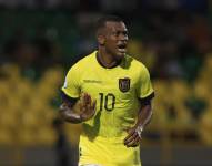 Justin Armando Lerma de Ecuador celebra un gol ante Uruguay