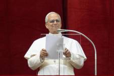 El papa León XIV dirigiendo la oración del Regina Caeli desde el balcón central de la Basílica de San Pedro en la Ciudad del Vaticano, el 11 de mayo de 2025.