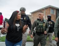 Foto referencial a agentes de ICE executando de tenciones a migrantes irregulares.