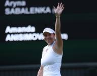 La estadounidense Amanda Anisimova celebra después de ganar las semifinales ante Aryna Sabalenka en Wimbledon.