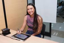 Una ciudadana realiza el proceso de cedulación en el Registro Civil.