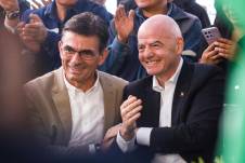 El presidente de la FIFA, Gianni Infantino (d), participa junto al ganador de las elecciones presidenciales en Bolivia, Rodrigo Paz Pereira, durante un evento por el centenario de la Federación Boliviana de Fútbol (FBF) en La Paz (Bolivia).