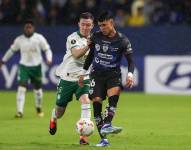 Kendry Páez (d) de Independiente disputa el balón con Aníbal Moreno de Palmeiras