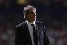 Guillermo Almada ya no es entrenador del Pachu de México.
