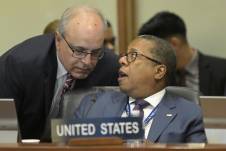 El embajador de Estados Unidos ante la Organización de Estados Americanos (i), y el representante del Departamento de Estado para América Latina, Brian Nichols, participan en una sesión extraordinaria de la OEA, este miércoles en Washington.