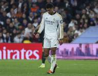 El centrocampista del Real Madrid, Jude Bellingham, abandona el terreno de juego tras caer lesionado
